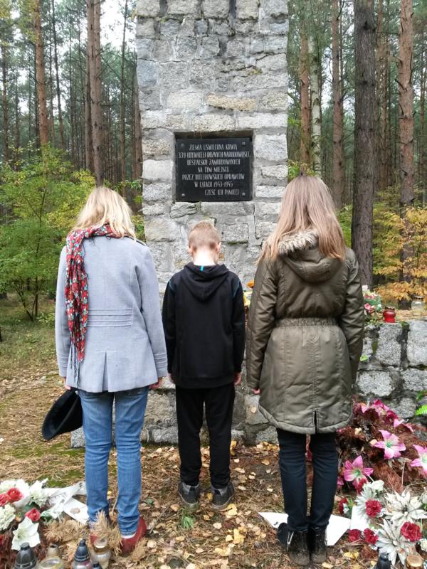 J. Kosmowska - Reprezentanci uczniów  Szkoły Podstawowej im. Armii Krajowej w Kaczkowie z siedzibą w Rojęczynie po raz drugi wzięli udział w akcji „Zapal znicz pamięci".