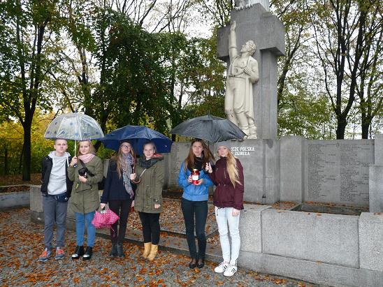 Aleksandra Jankowska - Klub Historyczny im. Armii Krajowej przy Gimnazjum nr 1 w Łasinie przyłączył się do akcji "Zapal znicz pamięci"