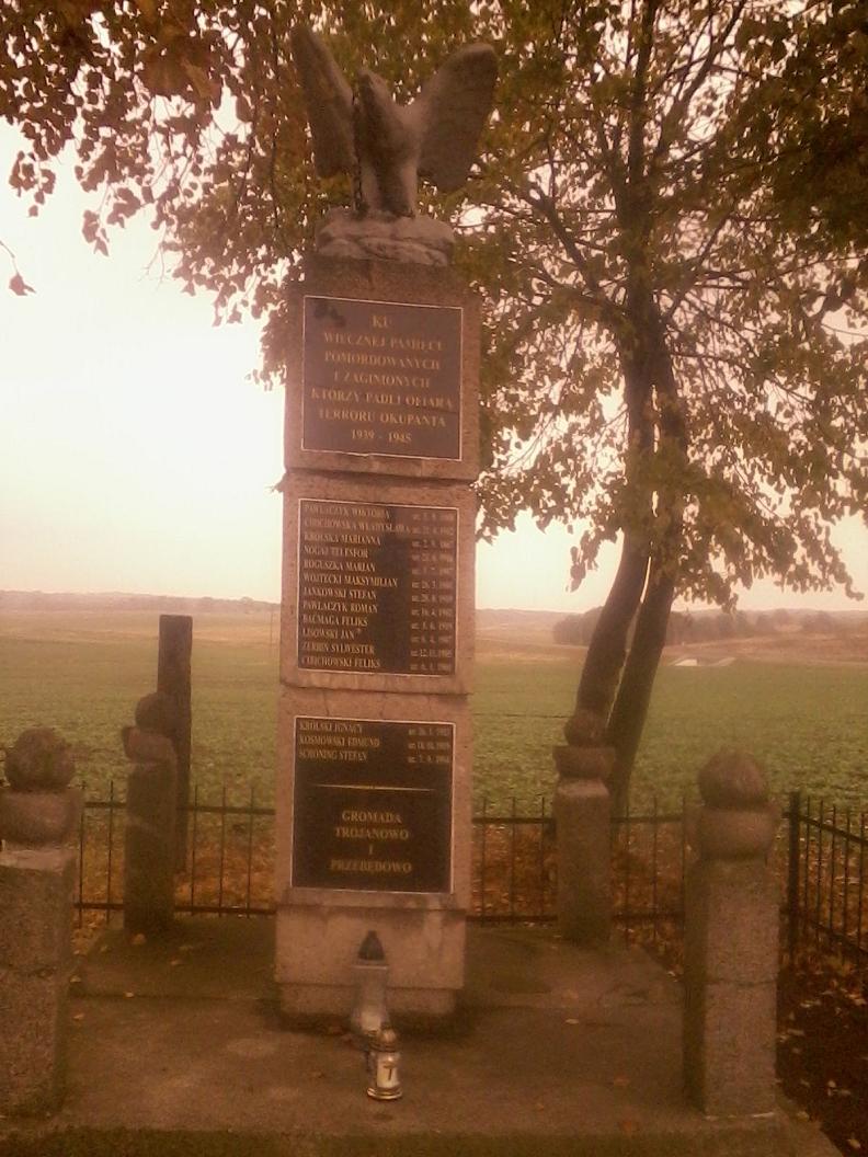 Pomnik pamięci ofiar 1939 - 1945 wsi Trojanowo i Przebędowo