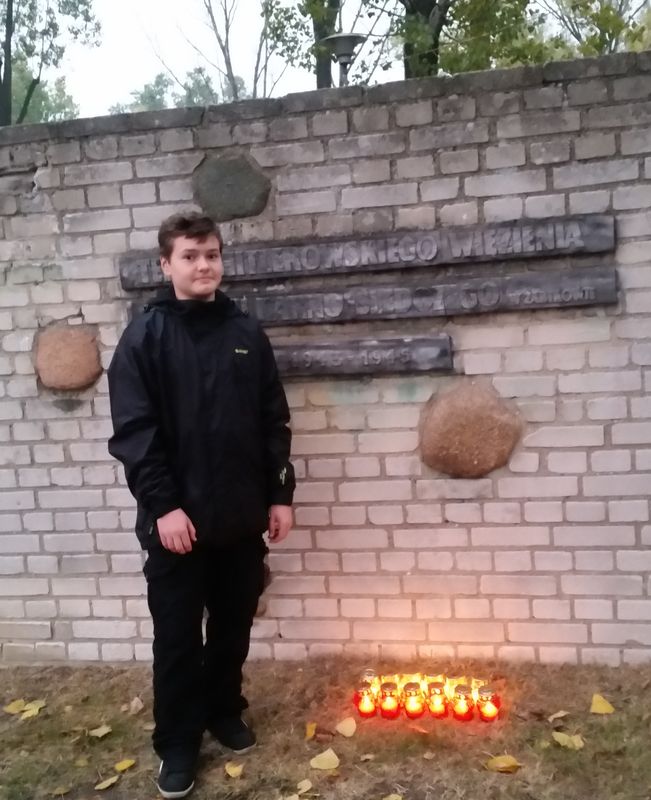 Pod murem obozu w Żabikowie