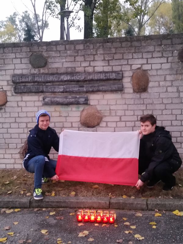 Pod murem obozu w Żabikowie