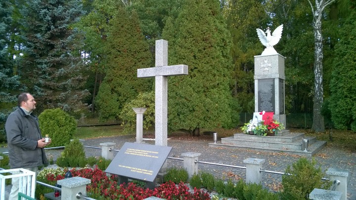 Tomasz Sikora, Pomnik żołnierzy broniących odcinka Wyry, Gostyń