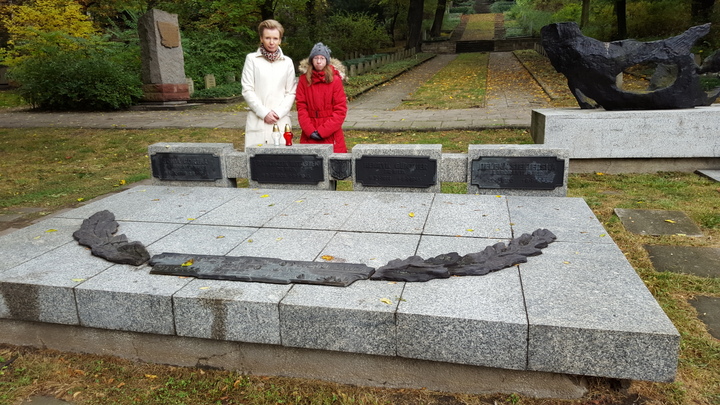 Znicze na grobach dr Witaszka i pod Pomnikiem Armii Poznań