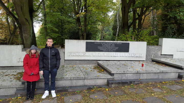 Znicze na grobach dr Witaszka i pod Pomnikiem Armii Poznań