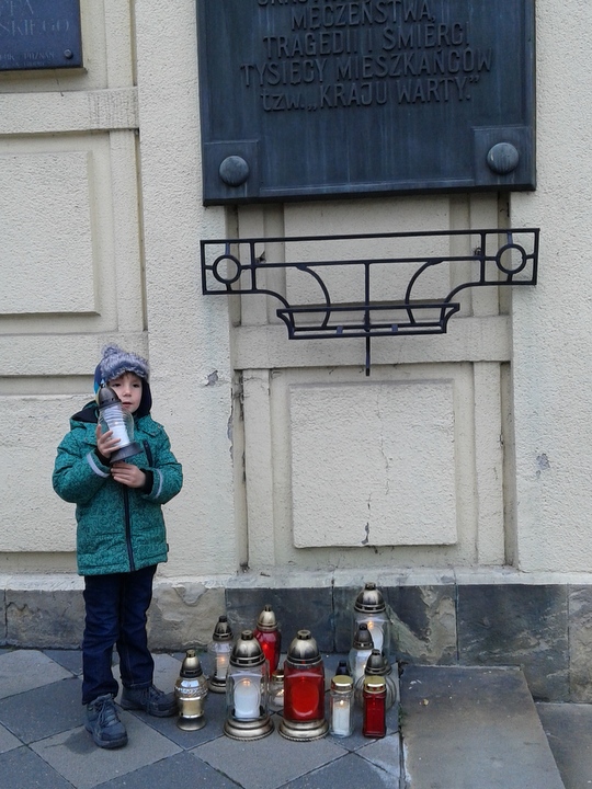 Antek zapalił znicz pod tablicą na Domu Żołnierza