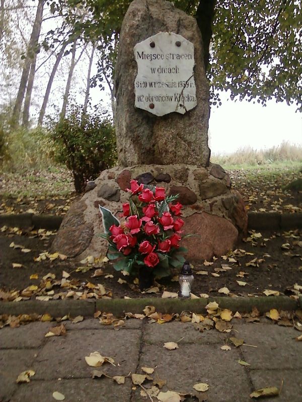 Znicze na grobach obrońców Kłecka