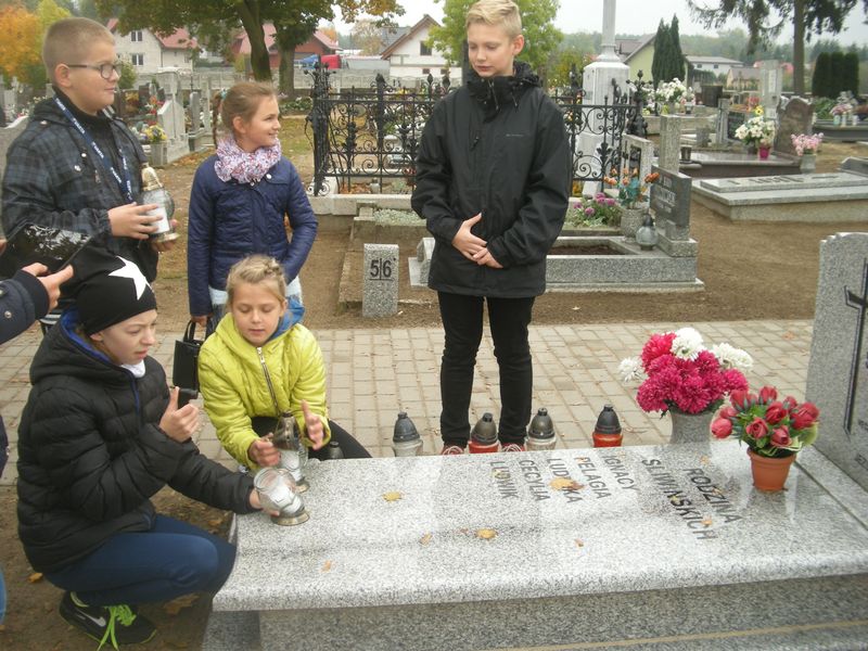 znicze w Panteonie Ziemi Sierakowskiej