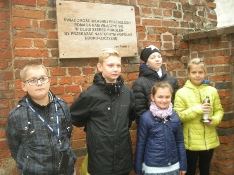 znicze w Panteonie Ziemi Sierakowskiej