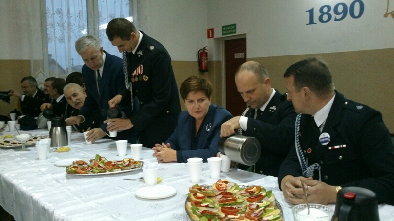 beata szydło ze strażakami - Emilia Chudzińska