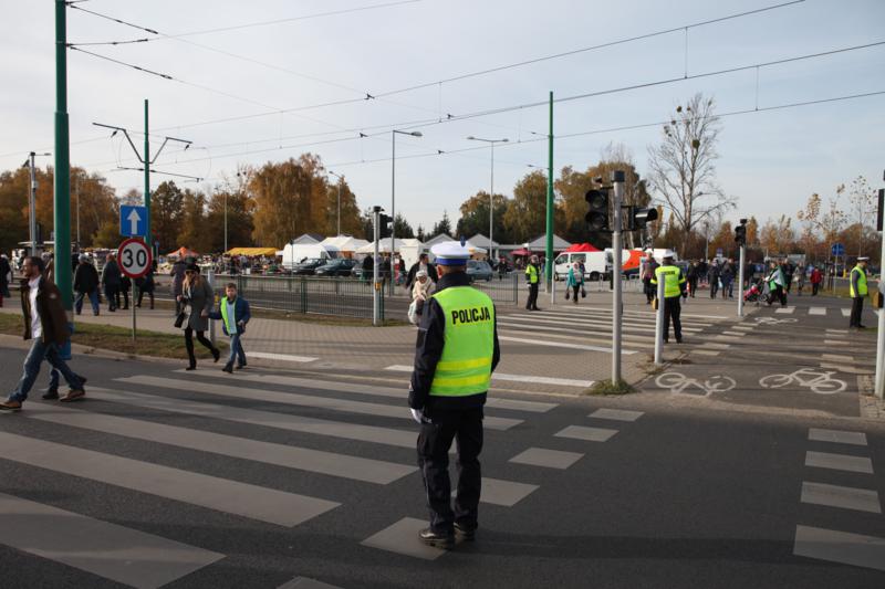 policjanci na skrzyżowaniu pod cmentarzem - KWP Poznań