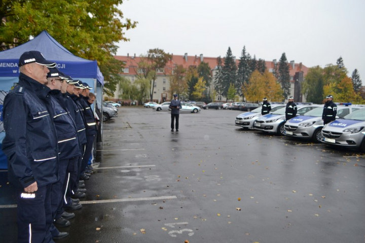policjanci i nowe radiowozy - KMP w Poznaniu